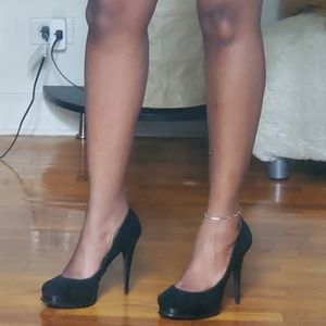 Levity round toe platform pumps